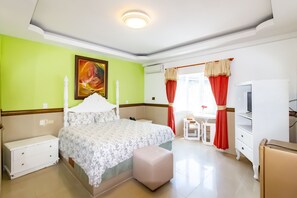 Junior Suite | Pillow-top beds, in-room safe, blackout curtains, soundproofing - La Casona Dorada (Santo Domingo)