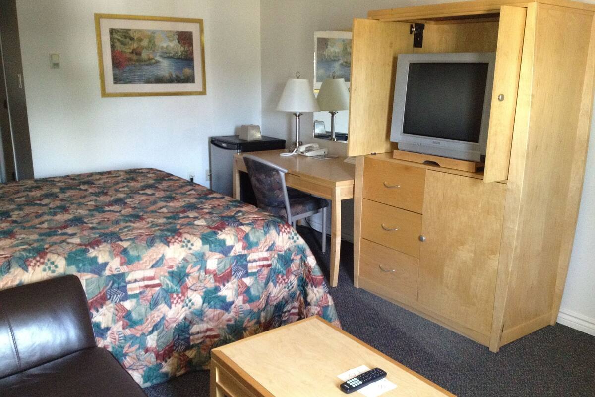 Deluxe Room, 1 King Bed | Desk, blackout curtains, iron/ironing board, rollaway beds