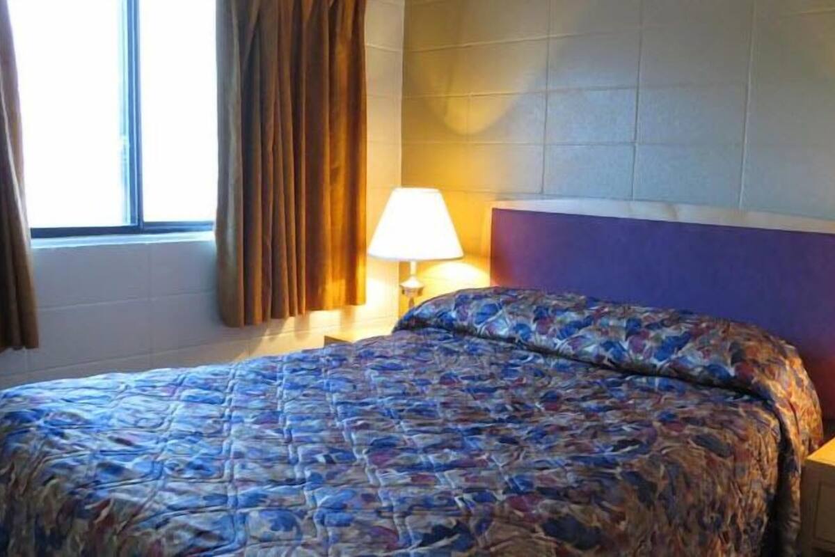 Deluxe Room, 1 Queen Bed | Desk, blackout curtains, iron/ironing board, rollaway beds