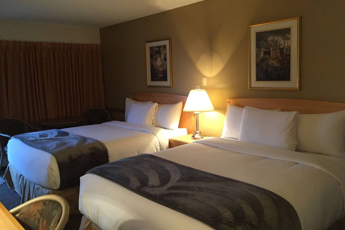 Deluxe Room, 2 Queen Beds | Living area | 32-inch TV with satellite channels