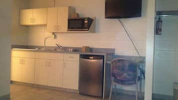 Suite, dapur | Dapur pribadi | Lemari es, microwave, kompor, dan peralatan masak/sendok-piring