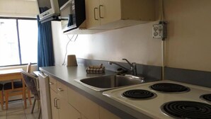 Suite, cuisine | Cuisine privée | Réfrigérateur, four à micro-ondes, surface de cuisson