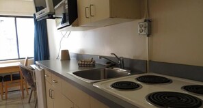 Suite, cocina | Cocina privada | Frigorífico, microondas, placa de cocina y utensilios de cocina