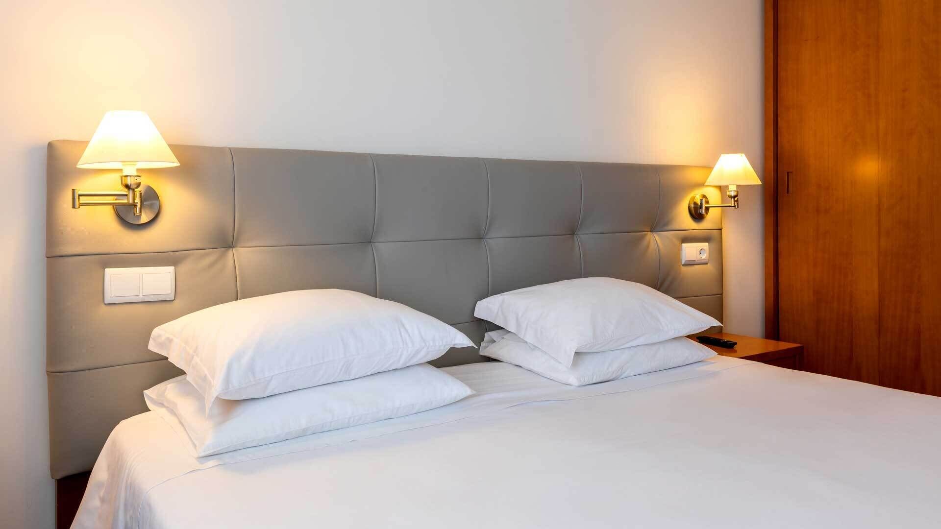 Kamar Double Standar | Meja kerja, tirai kedap cahaya, Wi-Fi gratis, dan seprai linen