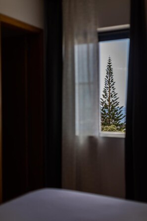 Escritorio, wifi gratis, ropa de cama
