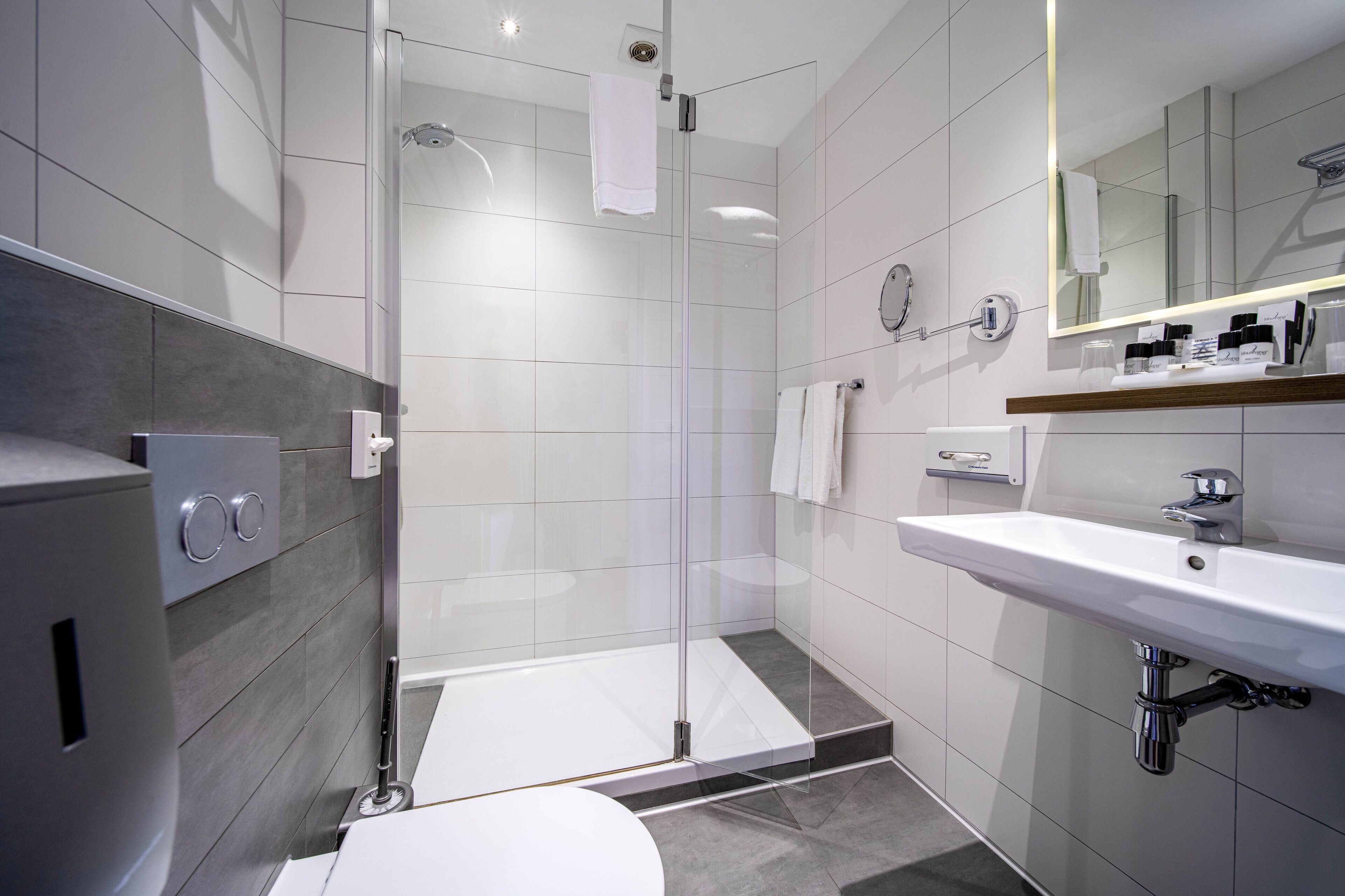 Dobbeltrom | Bad | Hårføner, håndklær og toalettpapir