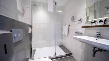 Chambre Double | Salle de bain | Sèche-cheveux, serviettes fournies, papier toilette
