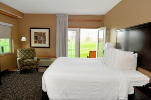 Suite, 1 King Bed, Non Smoking | 客房內保險箱、書桌、筆電工作空間、熨斗/熨衣板