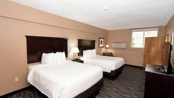 Suite, 2 Queen Beds with Sofa, Non Smoking | Caja fuerte, escritorio, espacio para trabajar con un portátil
