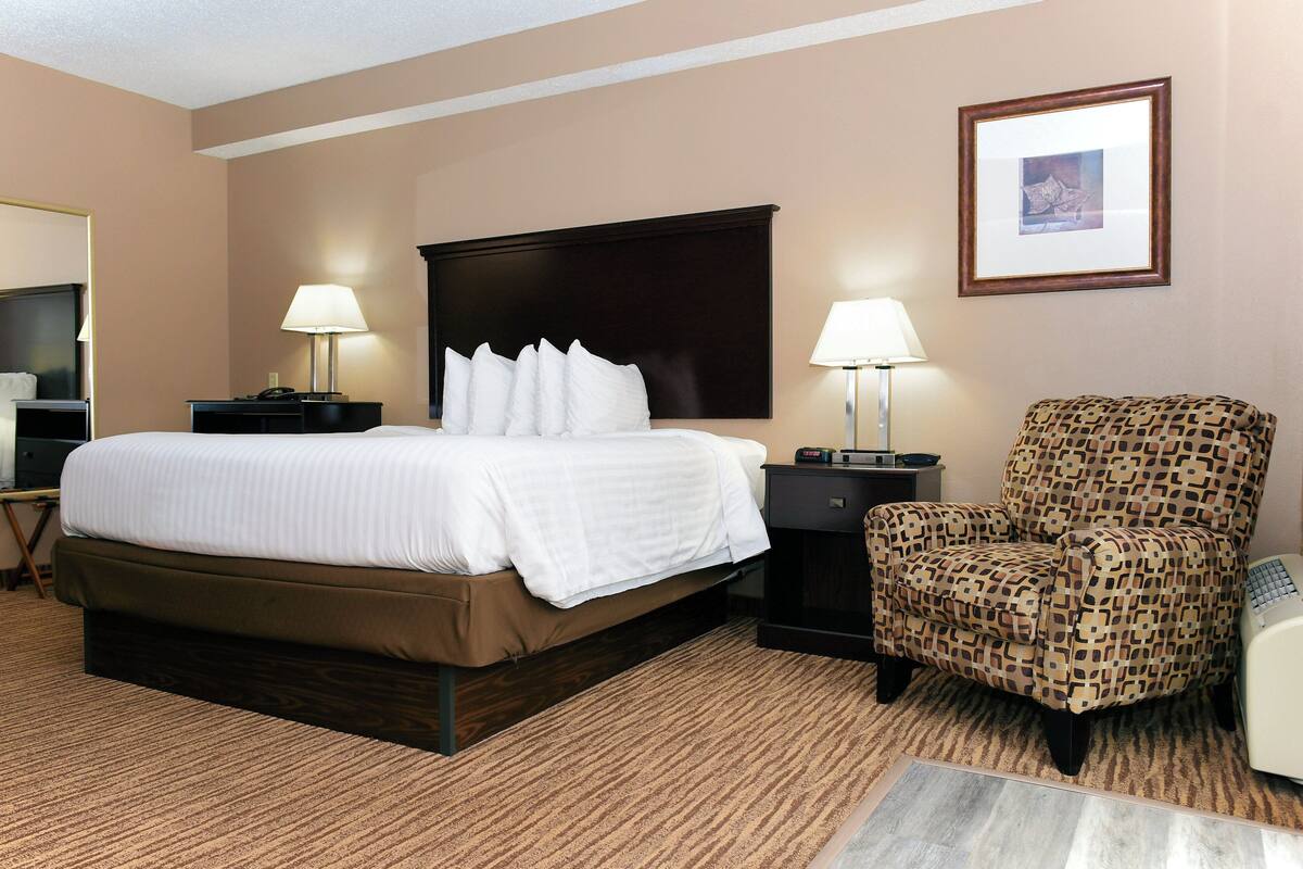 suite, 1 king bed with jacuzzi, non smoking | in-room safe, desk, laptop workspace, iron/ironing board