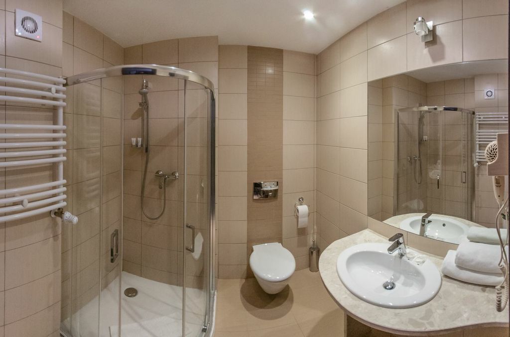twin room | bathroom | shower, free toiletries, hair dryer, towels