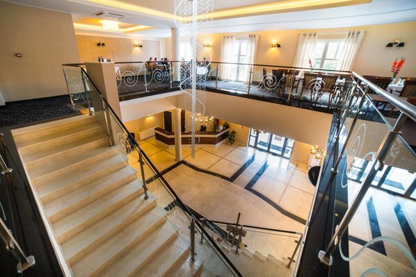 Petit déjeuner, déjeuner et dîner servis sur place