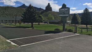 Green Creek Inn -matkailualueen ja -leirintäalueen opastekyltti, taustalla vuoristo.