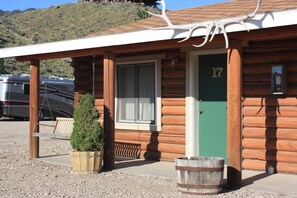 Family Cabin, 1 Bedroom | Desk, blackout drapes, rollaway beds, free WiFi - Green Creek Inn and RV Park (Cody)
