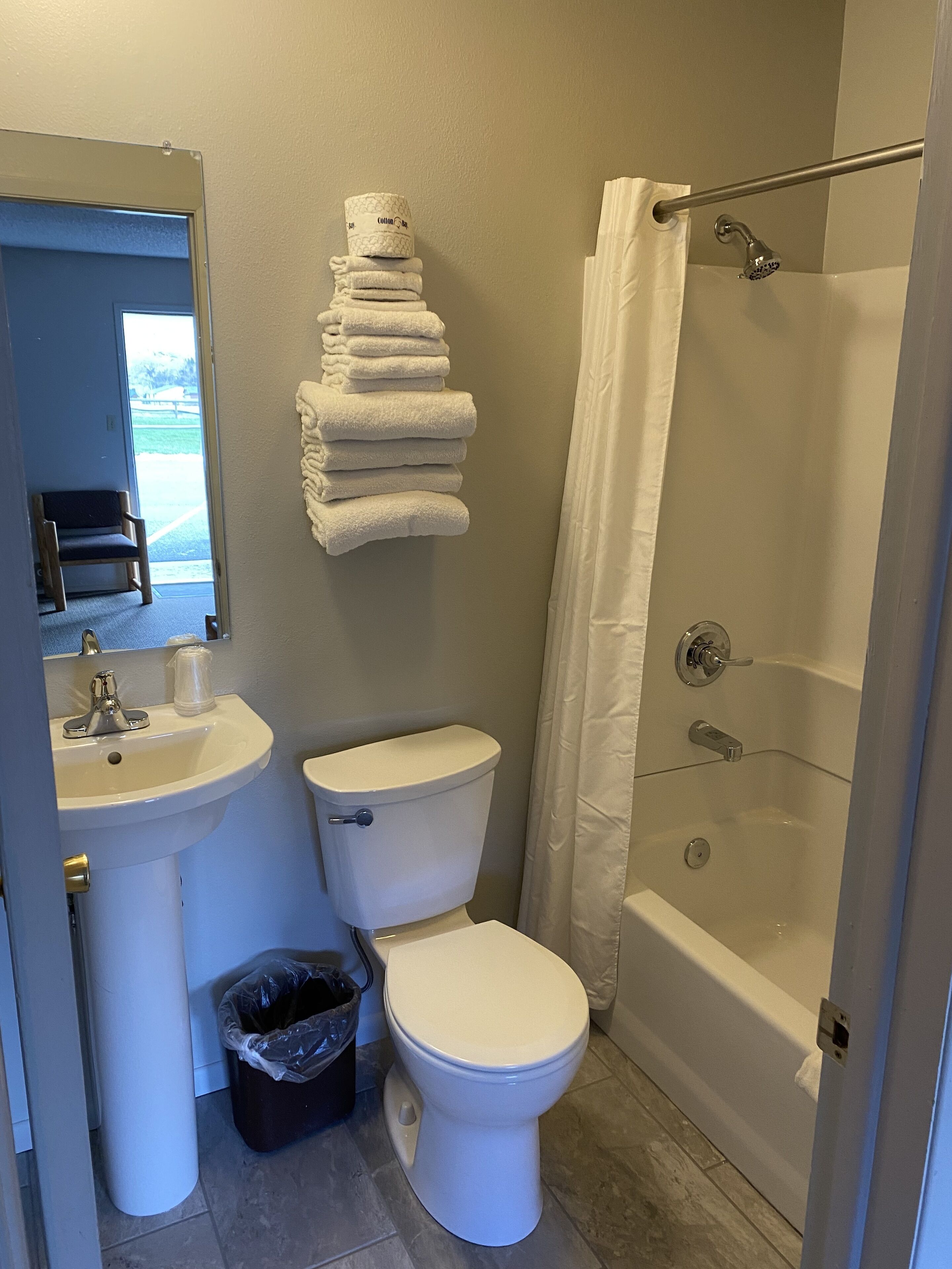 Standard Room, 2 Double Beds | Bathroom | Combined shower/tub, free toiletries, towels
