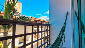 Standaard Twin kamer, balkon | Een minibar, een kluis op de kamer, verduisterende gordijnen