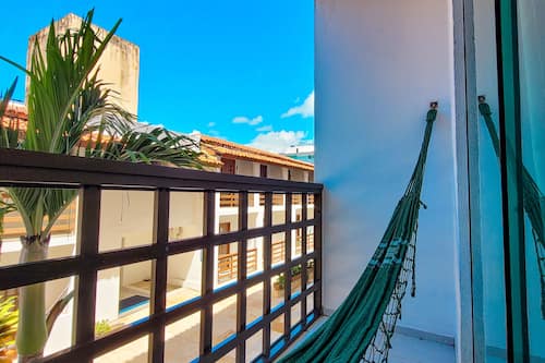 Quarto duplo standard, sacada | Frigobar, cofres nos quartos, cortinas blackout, Wi-Fi de cortesia