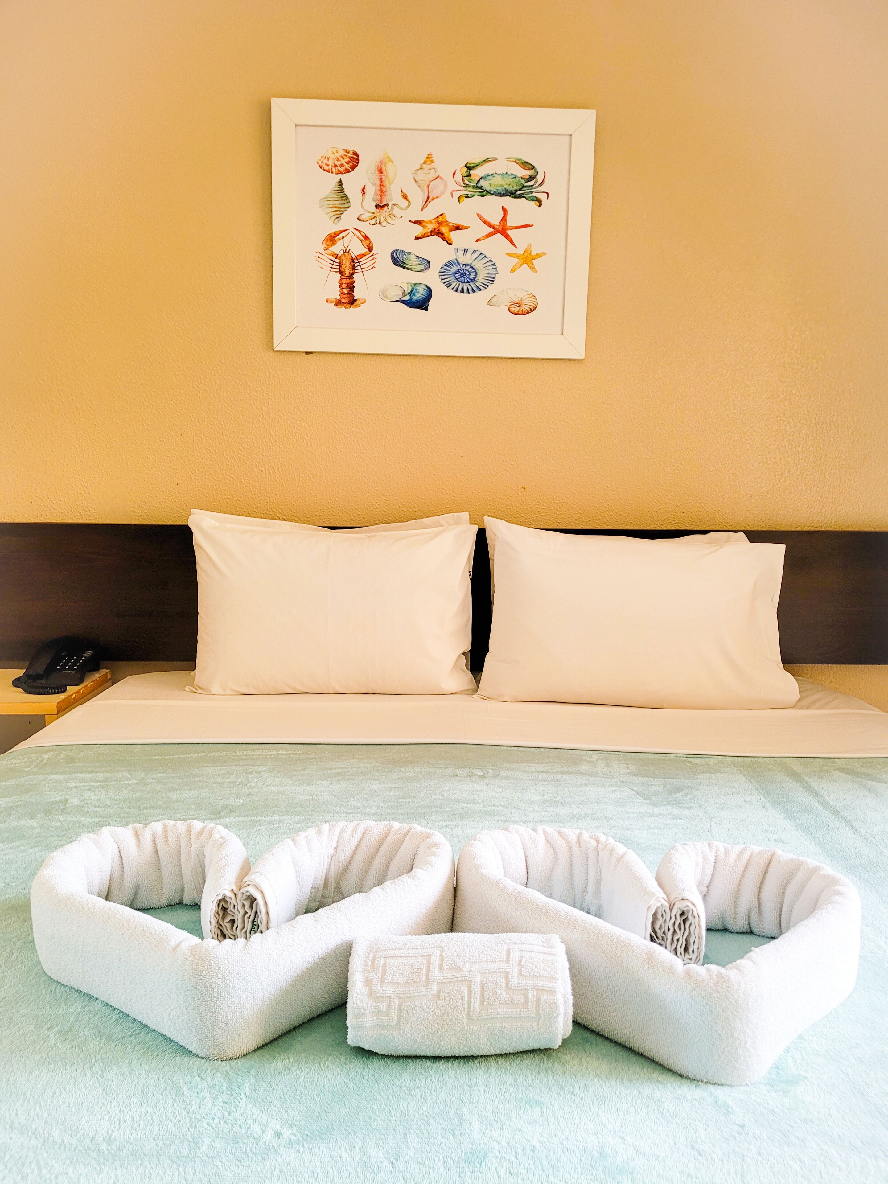 Quarto quádruplo econômico | Frigobar, cofres nos quartos, cortinas blackout, Wi-Fi de cortesia