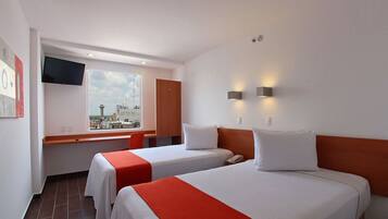 Escritorio, tabla de planchar con plancha, wifi gratis y ropa de cama