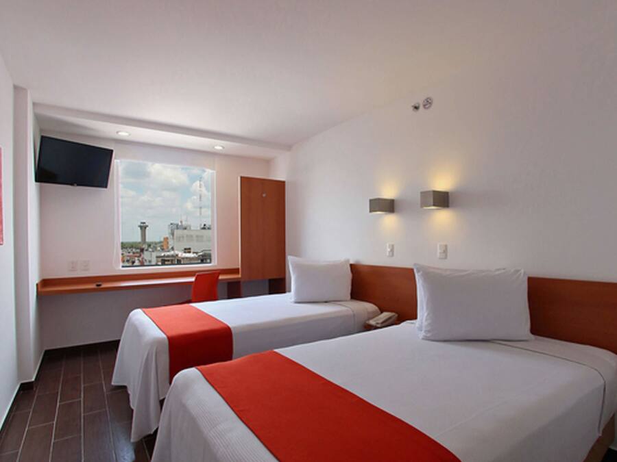 Escritorio, tabla de planchar con plancha, wifi gratis y ropa de cama