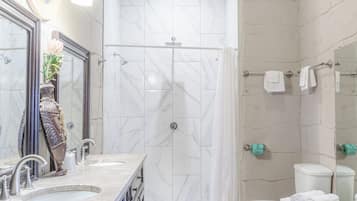 Kamar Single Presidensial | Kamar mandi | Pengering rambut, handuk, sabun, dan sampo