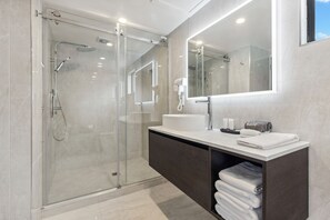 Articles de toilette gratuits, sèche-cheveux, serviettes fournies