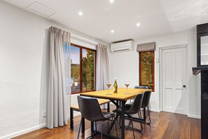 Family Apartment, 2 Bedrooms | In-room dining - Knights Inn (Auckland)