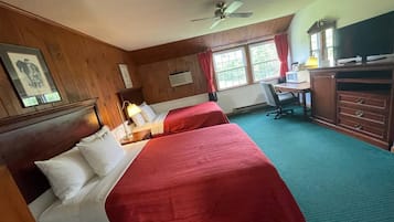 Deluxe Double Room | In-room safe, desk, bed sheets