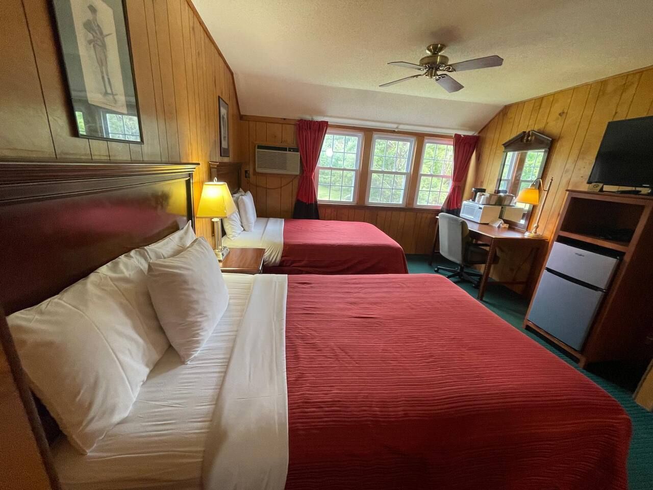 Caja de seguridad en la habitación, escritorio y ropa de cama 