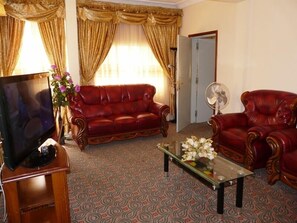 Suite – junior | Oppholdsområde | Flatskjerm-TV