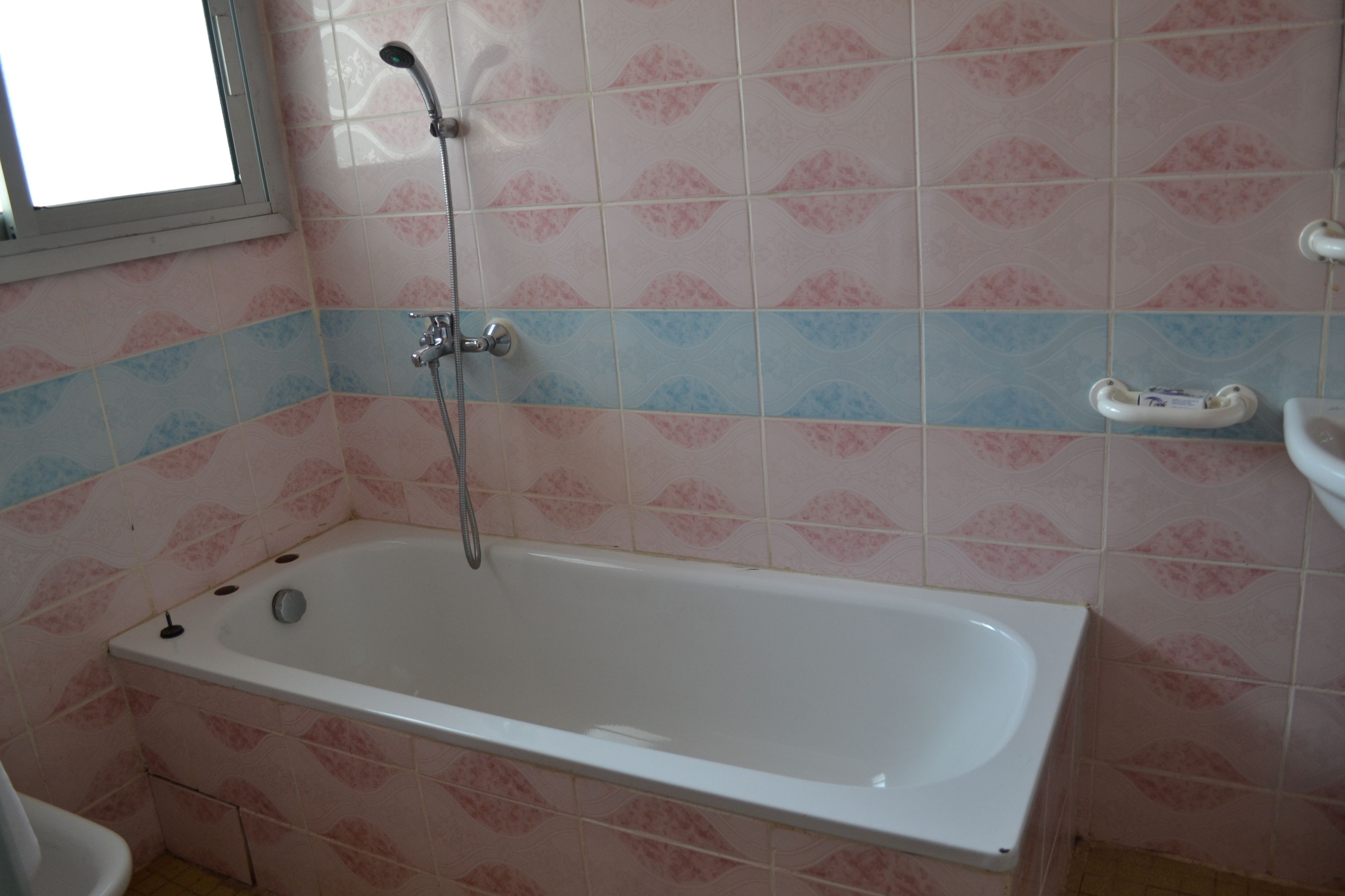 Ein Badezimmer mit Badewanne, Dusche und Toilette.