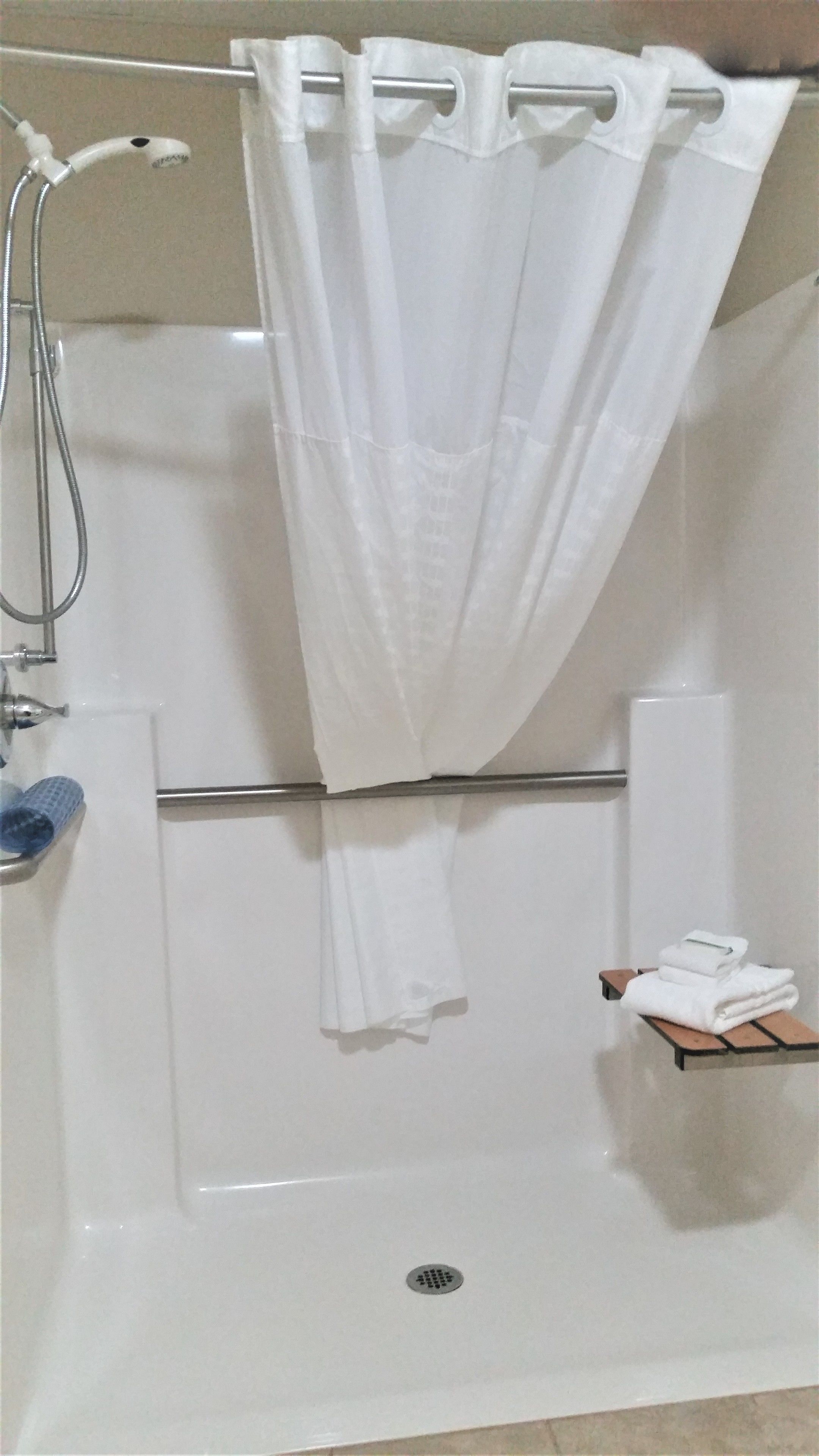 standard room, 1 king bed, accessible, ground floor | bathroom | free toiletries, hair dryer, towels