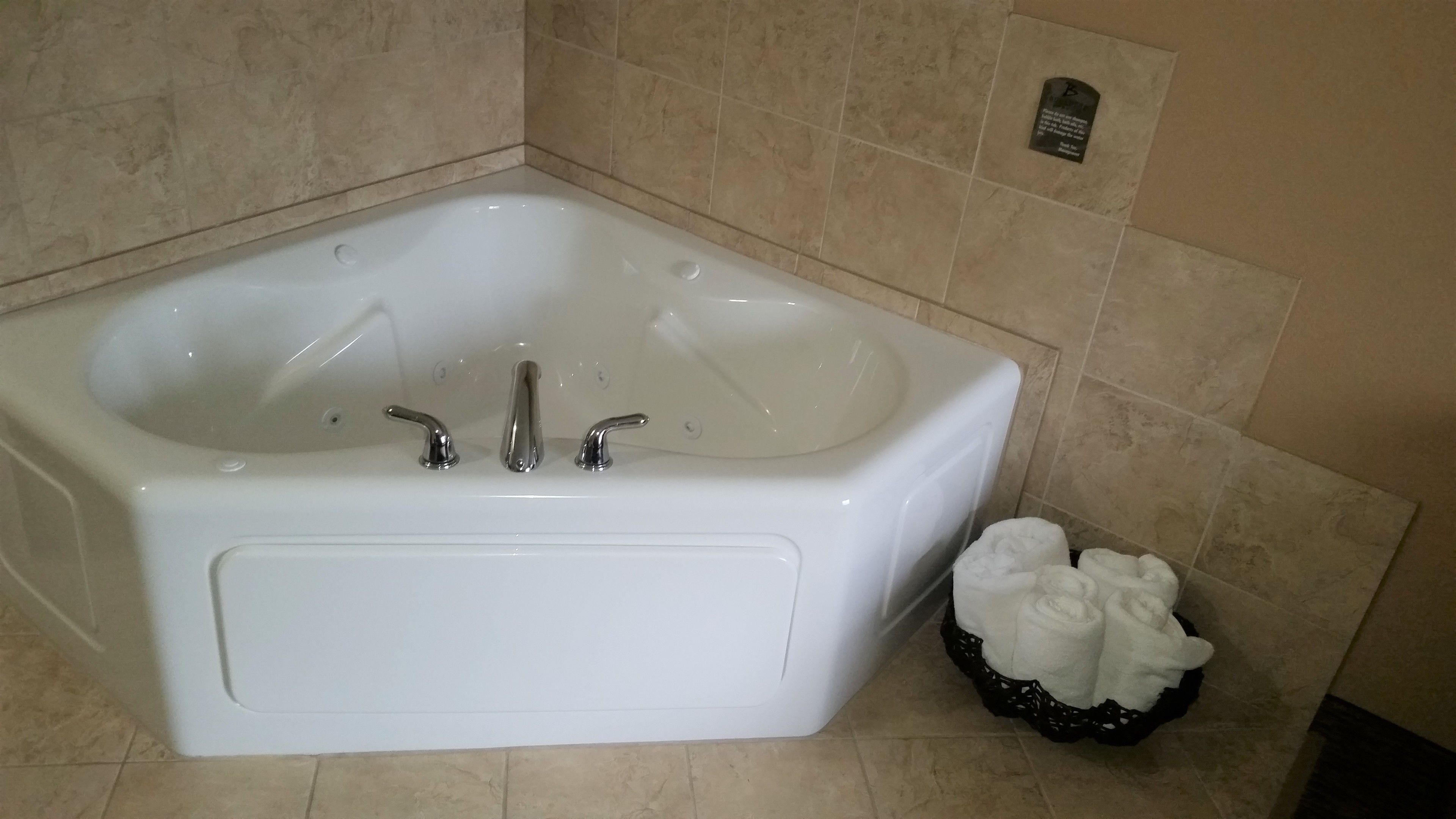 suite, jetted tub, ground floor | jetted bathtub