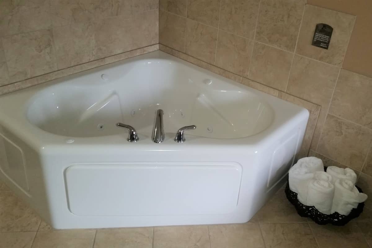 suite, jetted tub, ground floor | jetted bathtub