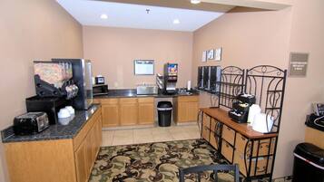 朝食 (コンチネンタル ブレックファスト)、毎日提供 (無料)