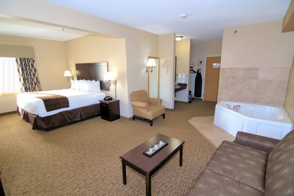 King Jacuzzi Suite | Premium bedding, pillowtop beds, desk, iron/ironing board