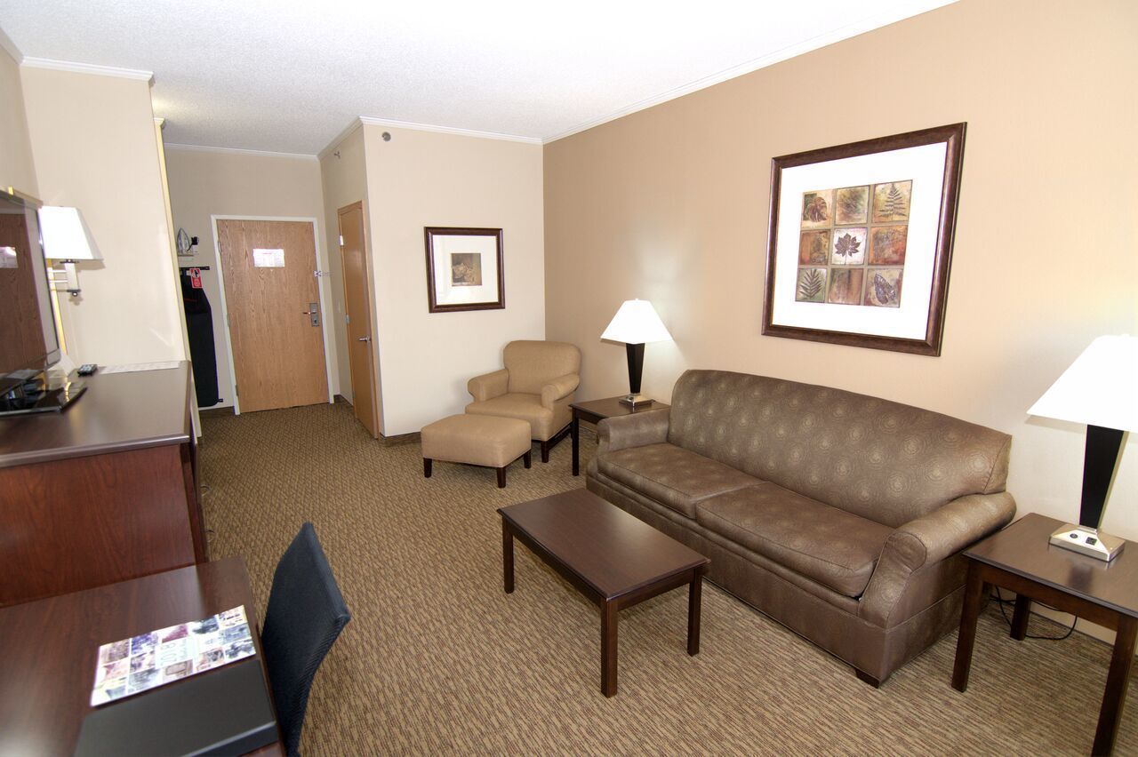 executive suite, fireplace | living area | 32-inch plasma tv with cable channels, tv