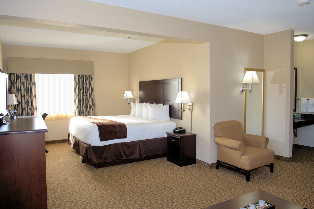 suite, jetted tub, ground floor | premium bedding, pillow-top beds, desk, iron/ironing board