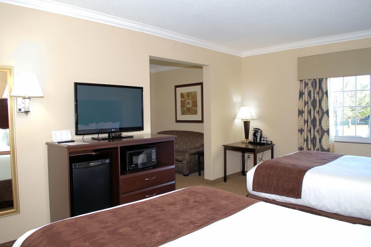 Studio suite | Luxe beddengoed, pillowtop-bedden, een bureau