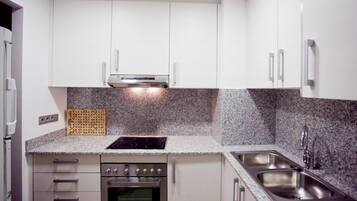 Apartment, 2 Bedrooms | Private kitchen