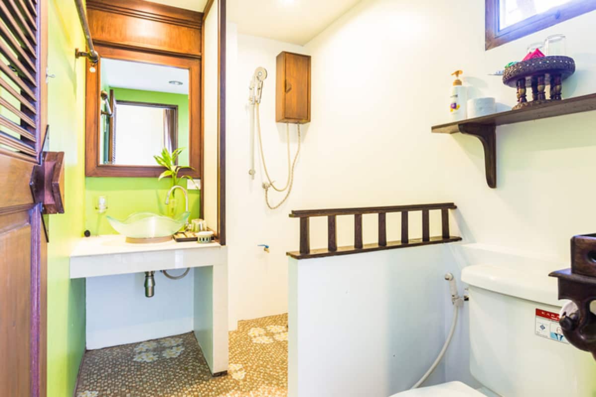Premium Double Room | Bathroom | Shower, rainfall showerhead, free toiletries, hair dryer