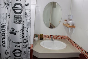 Een douche, gratis toiletartikelen, een bidet, handdoeken