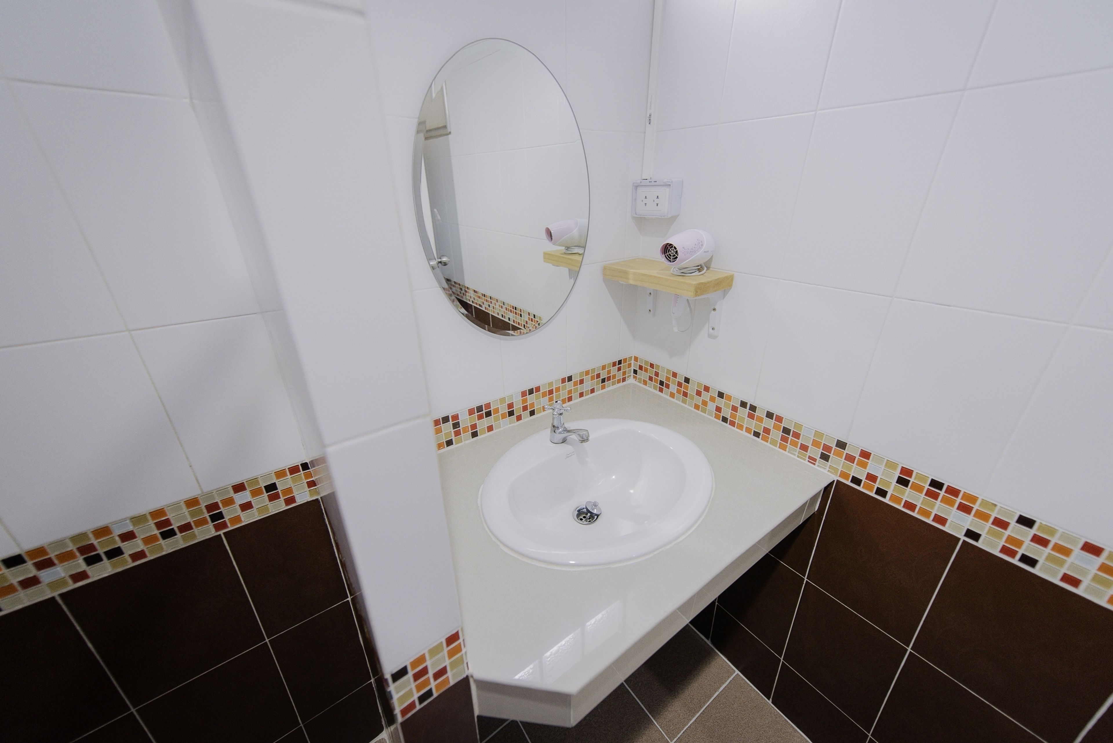 shower, free toiletries, bidet, towels