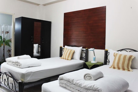 Ropa de cama hipoalergénica y caja de seguridad en la habitación