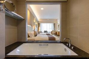 ห้องดีลักซ์, เตียงเดี่ยว 2 เตียง | ห้องน้ำ | ของใช้ในห้องน้ำฟรี, ไดร์เป่าผ��ม, เสื้อคลุมอาบน้ำ, รองเท้าสวมภายในห้อง