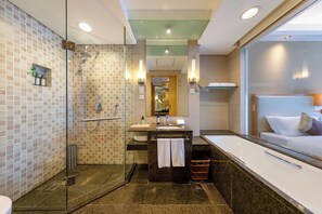 Deluxe kamer, 2 eenpersoonsbedden | Badkamer | Gratis toiletartikelen, een haardroger, badjassen, pantoffels