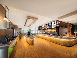 Daily buffet breakfast (CNY 108 per person)