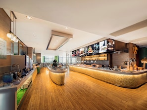 Daily buffet breakfast (CNY 108 per person)