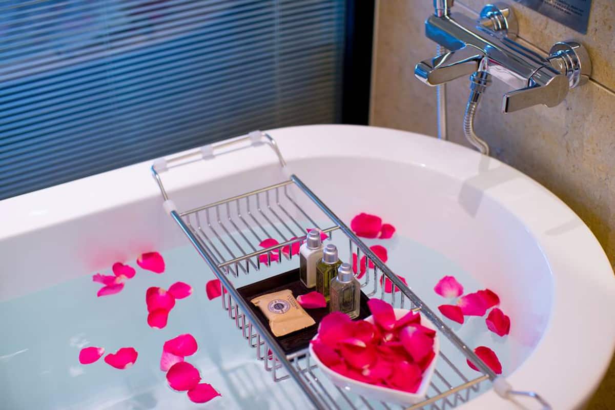 combined shower/bathtub, rainfall showerhead, designer toiletries