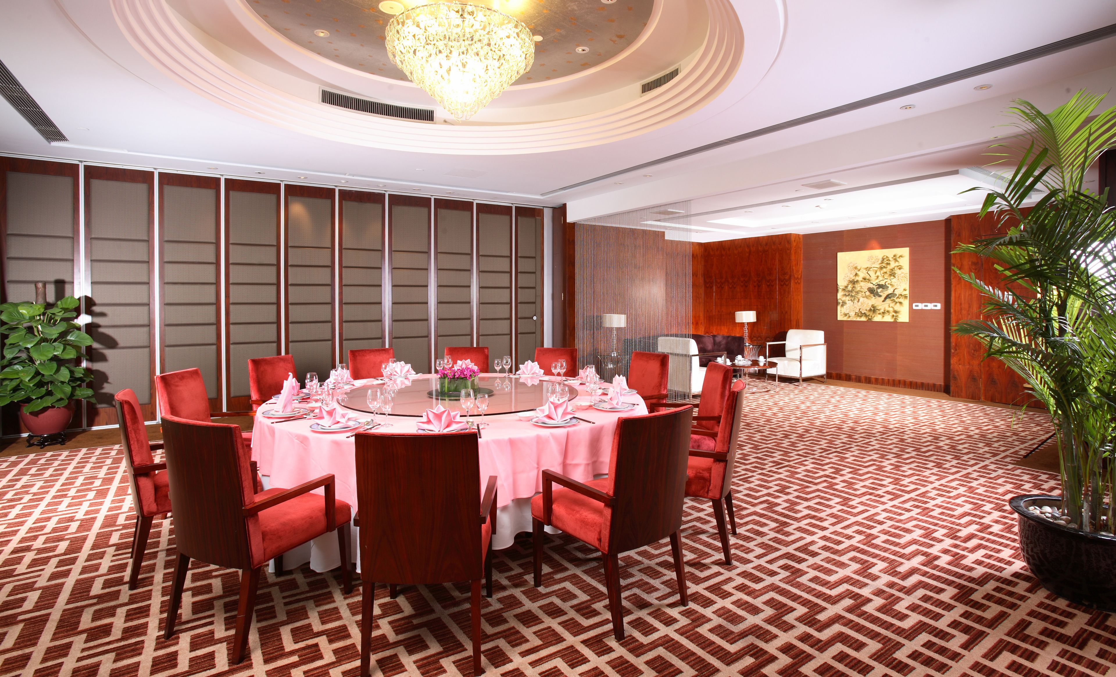 3 restaurants, breakfast, lunch, dinner served; Chinese cuisine 